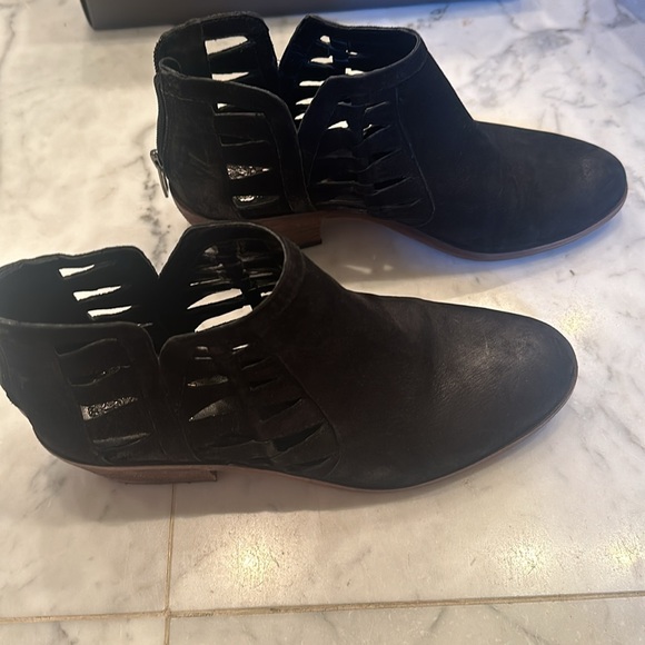 Vince Camuto Peera Cutout Black Leather Ankle Bootie Boots Size 8. EUC. - Picture 3 of 6